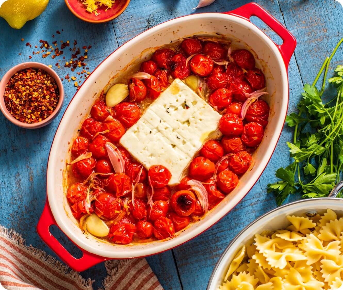 Pasta con tomate asado y feta