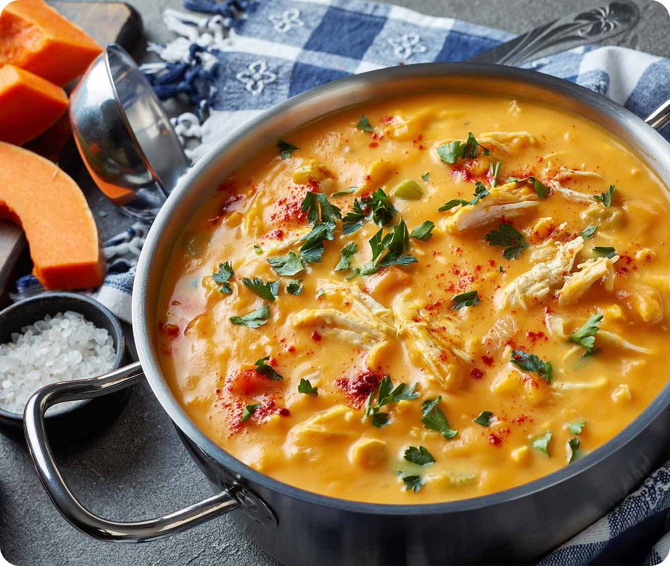 Sopa de pollo y calabaza con comino y tomillo