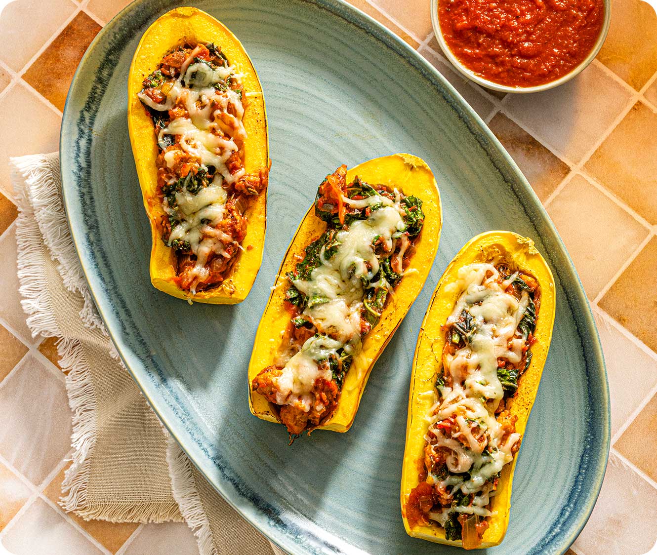 Calabaza rellena de salchichas y verduras